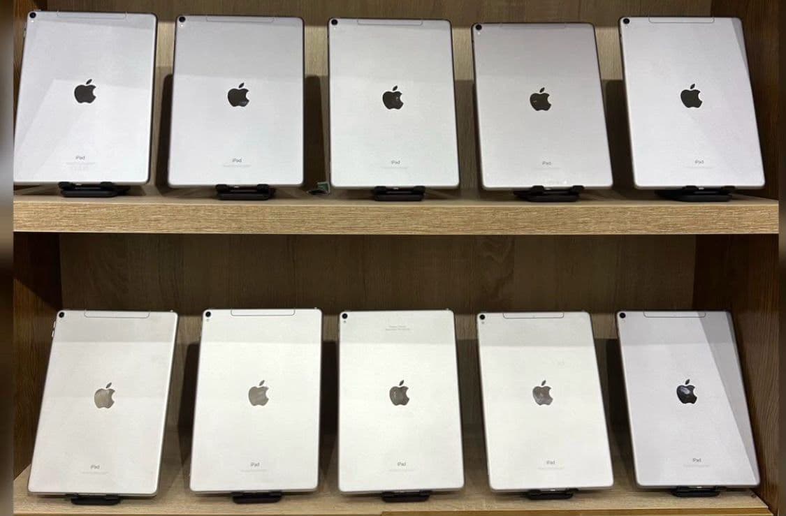 Row of iPad units on display shelf